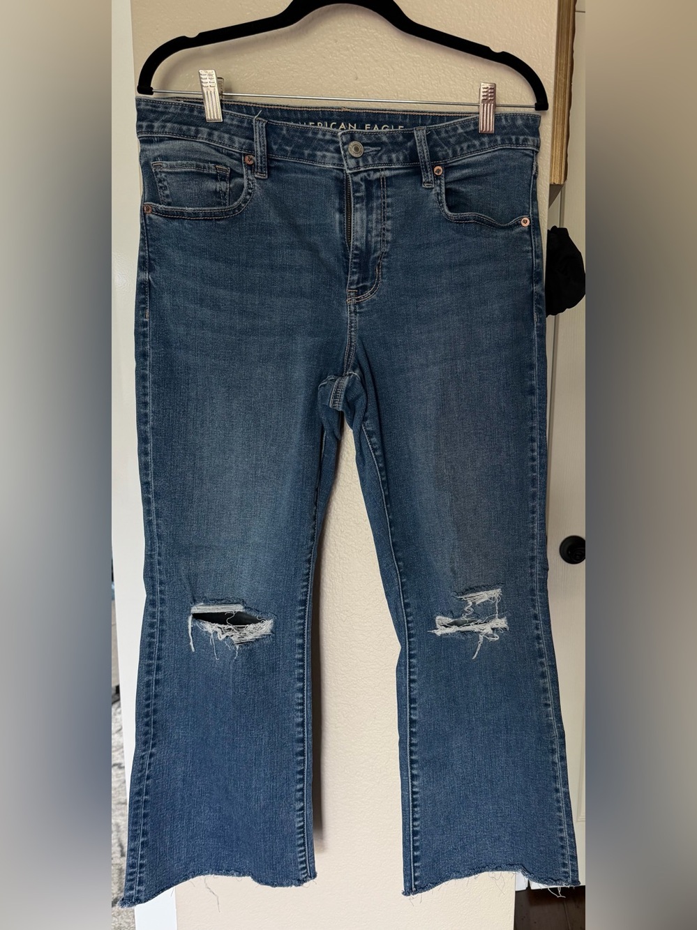 American Eagle Outfitters Medium Blue Distressed Cropped Jeans